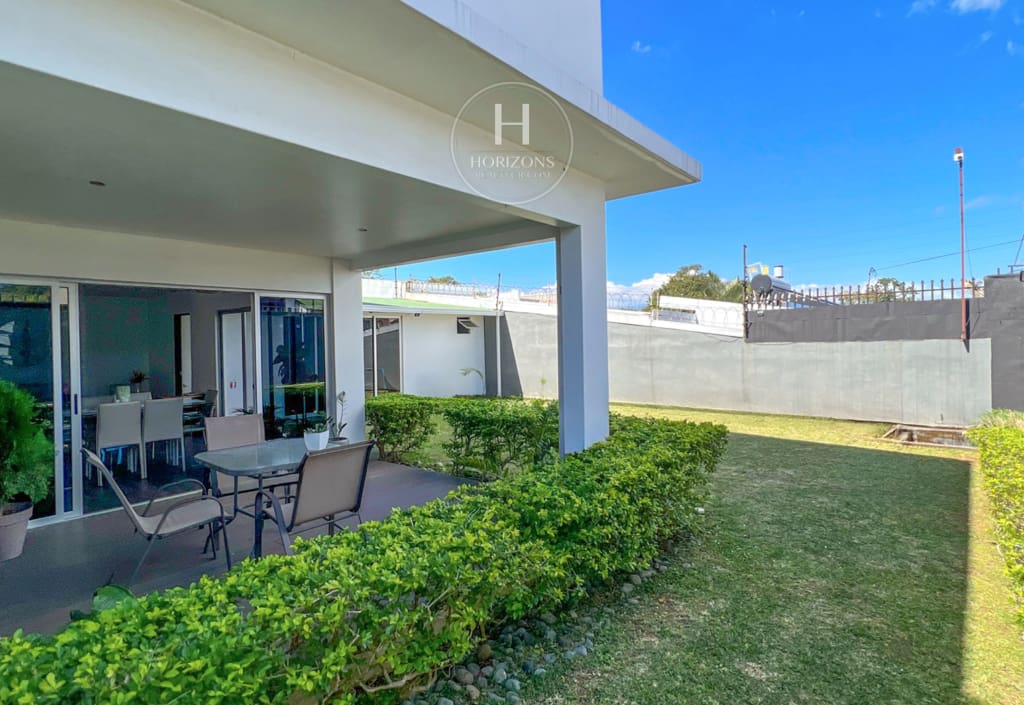 Se Alquila Casa Moderna en Curridabat 4 Habitaciones 4 Parqueos Amplio Jardín nja1043